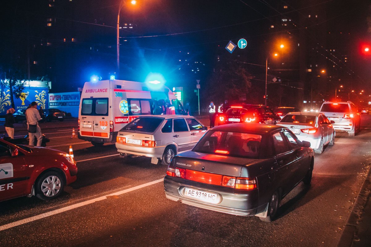 В результате столкновения у мотоциклиста сломан палец и серьезная открытая травма коленного сустава, его госпитализировали В результате столкновения у мотоциклиста сломан палец и серьезная открытая травма коленного сустава, его госпитализировали