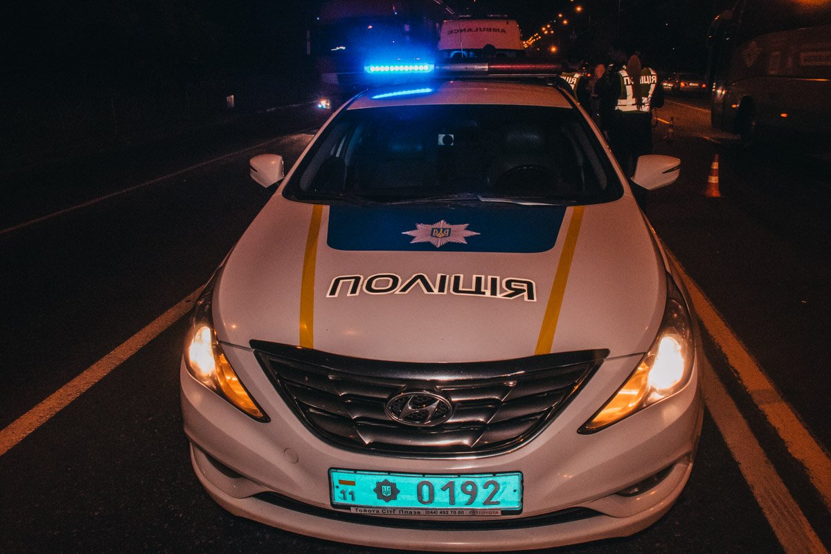 На месте работали два экипажа патрульной полиции и скорая На месте работали два экипажа патрульной полиции и скорая