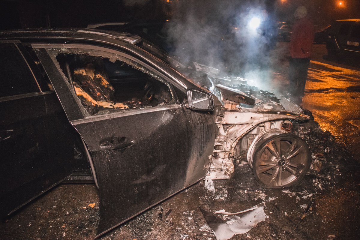 Температура горения была такая высокая, что оплавились пластиковые детали машины, которая была припаркована неподалеку