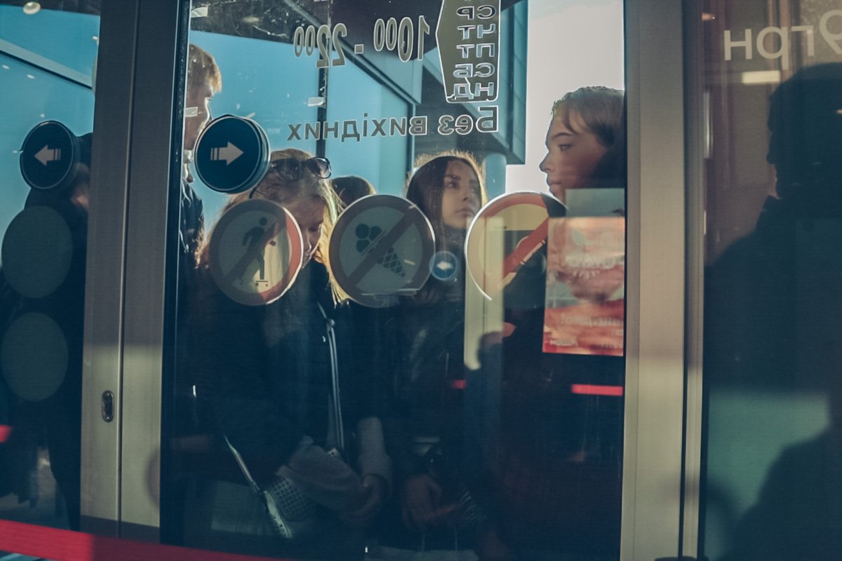 В 8:30 у дверей торгового центра собралась толпа желающих затариться новой одеждой