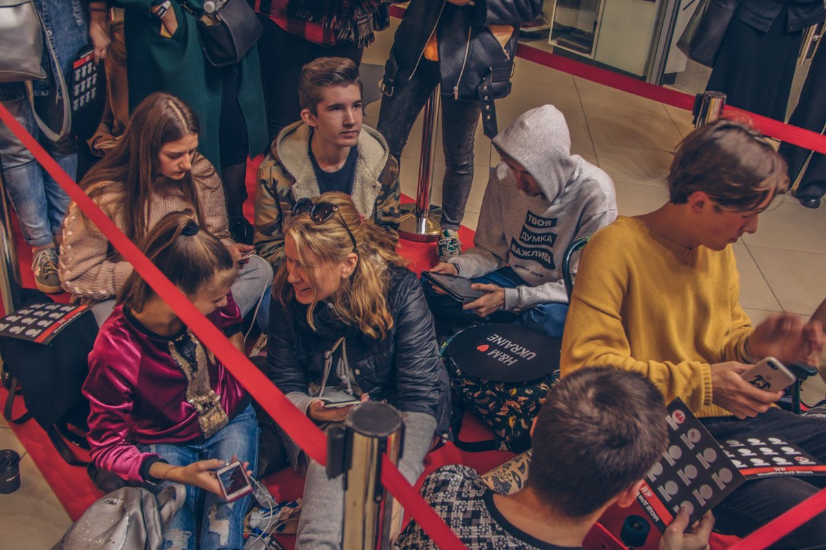 В ожидании кто-то расположился на полу, а кто-то прихватил с собой раскладные стулья