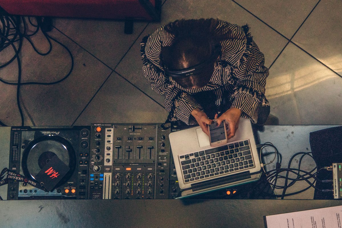 Церемония открытия сопровождалась диджей-сетом