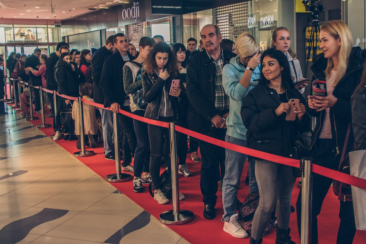 Люди взяли отгулы, освободили себя от дел, чтоб попасть в шоу-рум