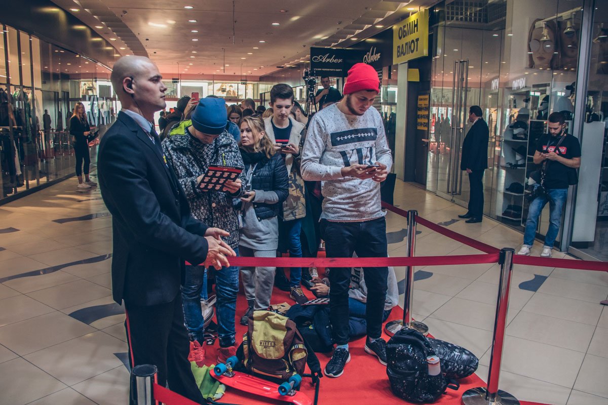 Как ни странно, первыми в очереди оказались парни