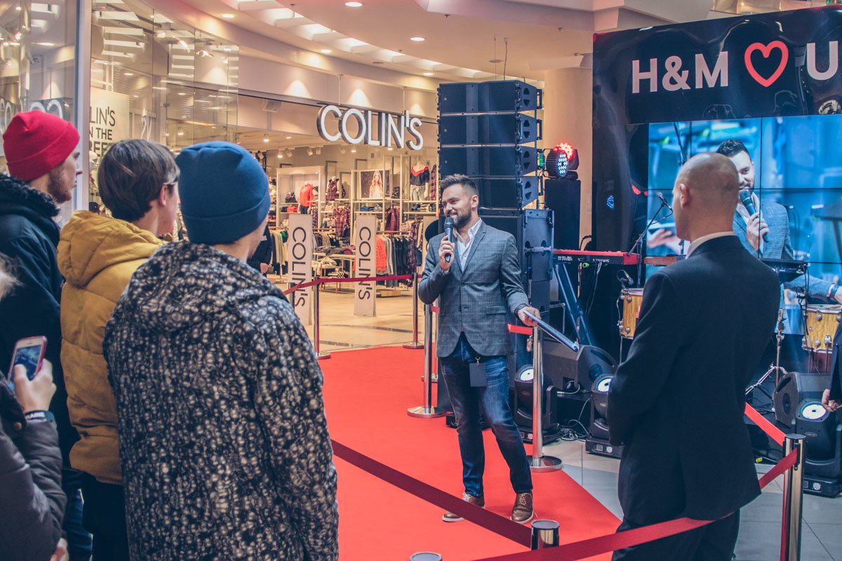 Зведный ведущий рассказывал о подарках и развлекал публику