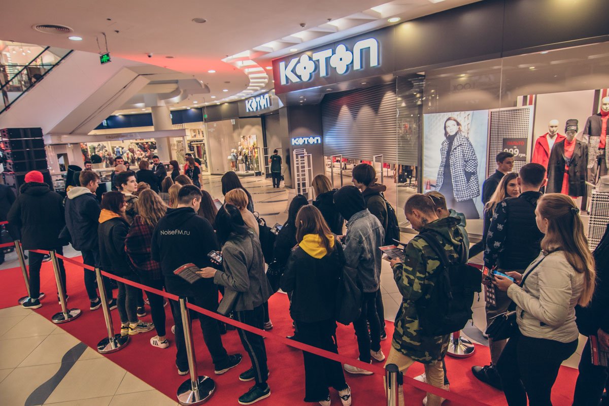 Пришедшим нужно было ждать три часа, чтобы попасть в магазин