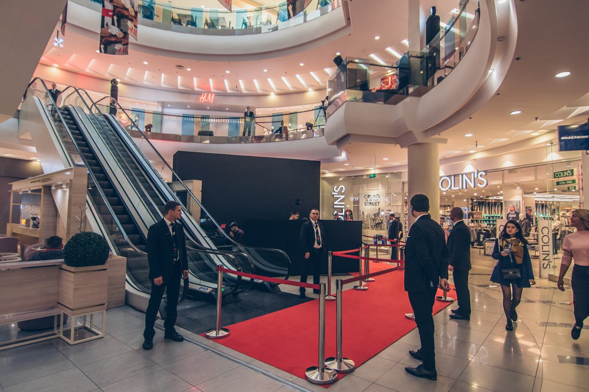 Очередь ожидала на первом этаже, а магазин расположился на втором