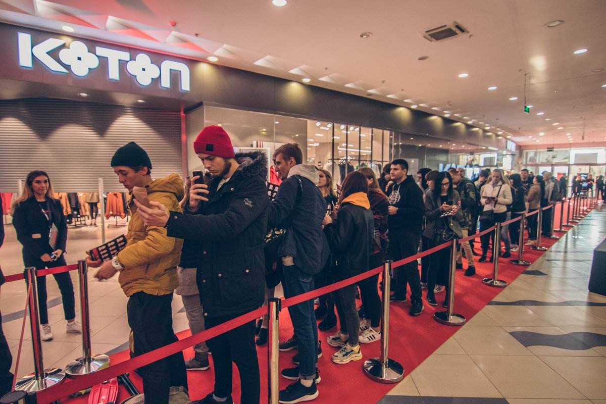 Ожидающие знакомились, обменивались эмоциями и делали памятные фото