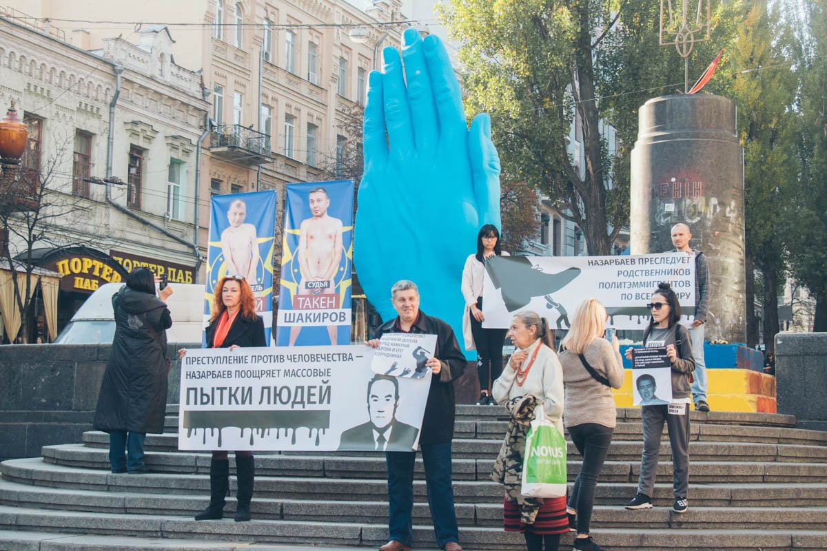 В центре Киева прошла акция беженцев из Казахстана