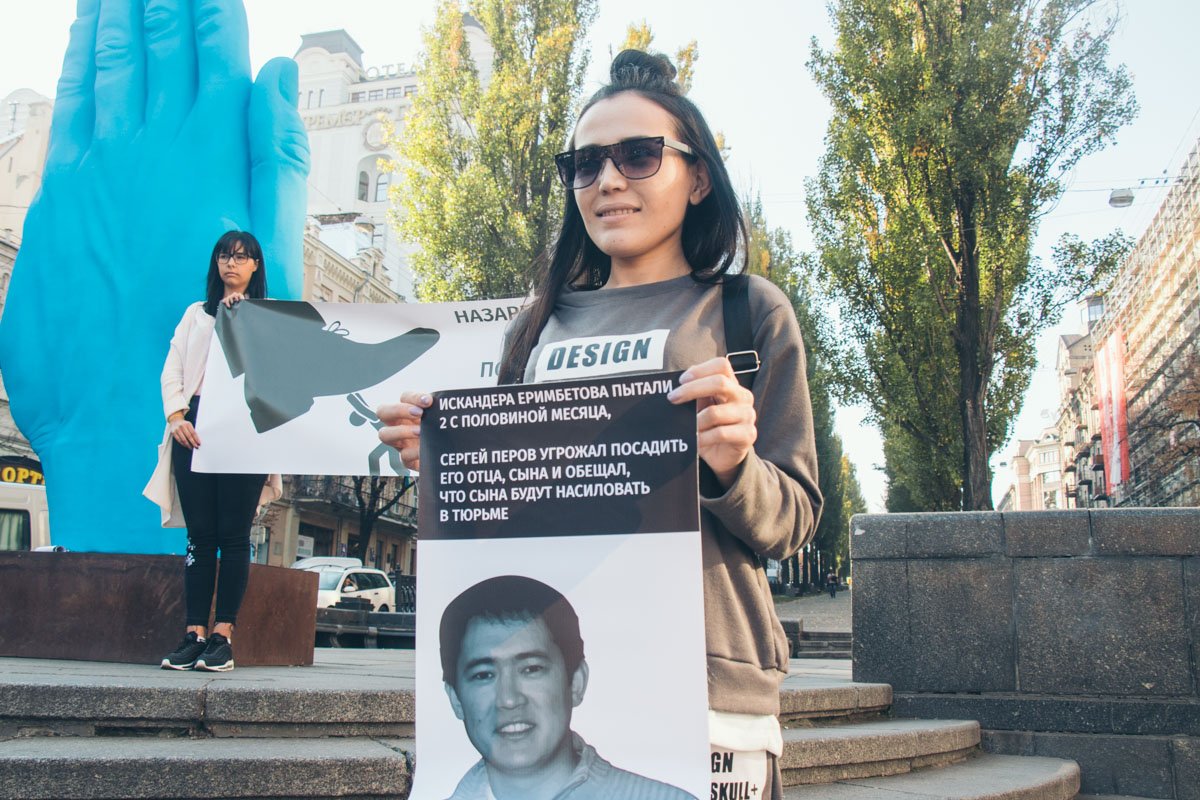 Люди требовали освободить политических заключенных Искандера Еримбетова и Василину Соколенко