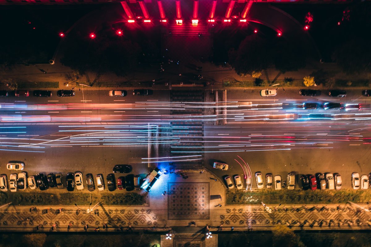 Ночной трафик с высоты выглядит как кадр из фантастического фильма Ночной трафик с высоты выглядит как кадр из фантастического фильма