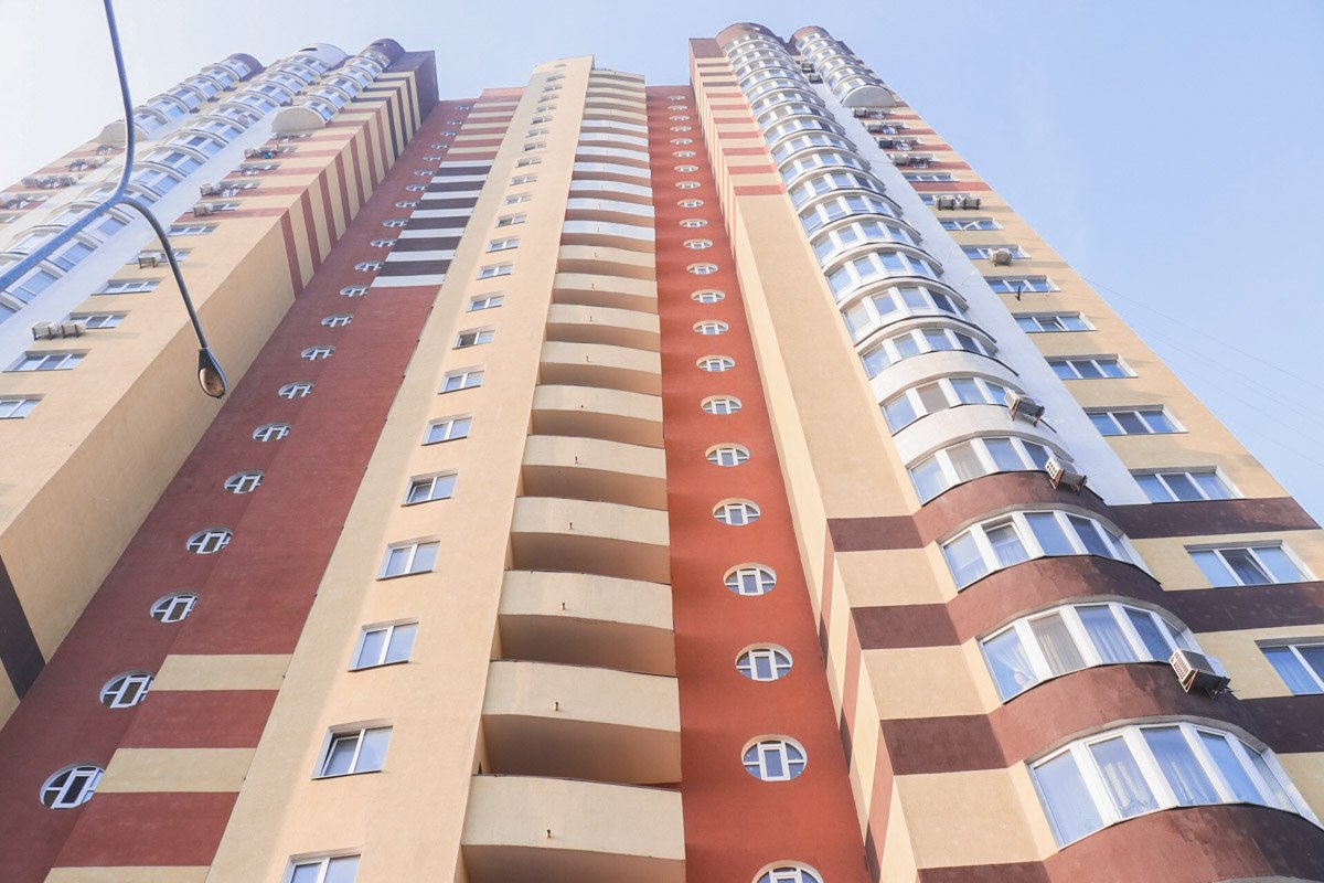 Тело лежало под 25 этажным домом Тело лежало под 25 этажным домом