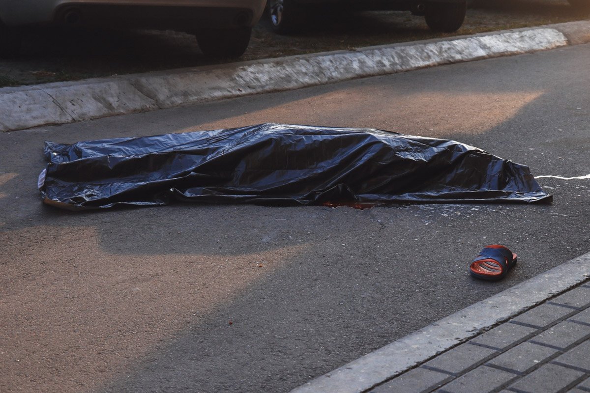 Правоохранители предполагают, что он проживал в этом доме, так как был в тапочках Правоохранители предполагают, что он проживал в этом доме, так как был в тапочках