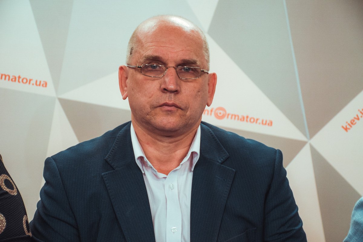 О мерах безопасности в школах поделился представитель Департамента образования Александр Сергеев