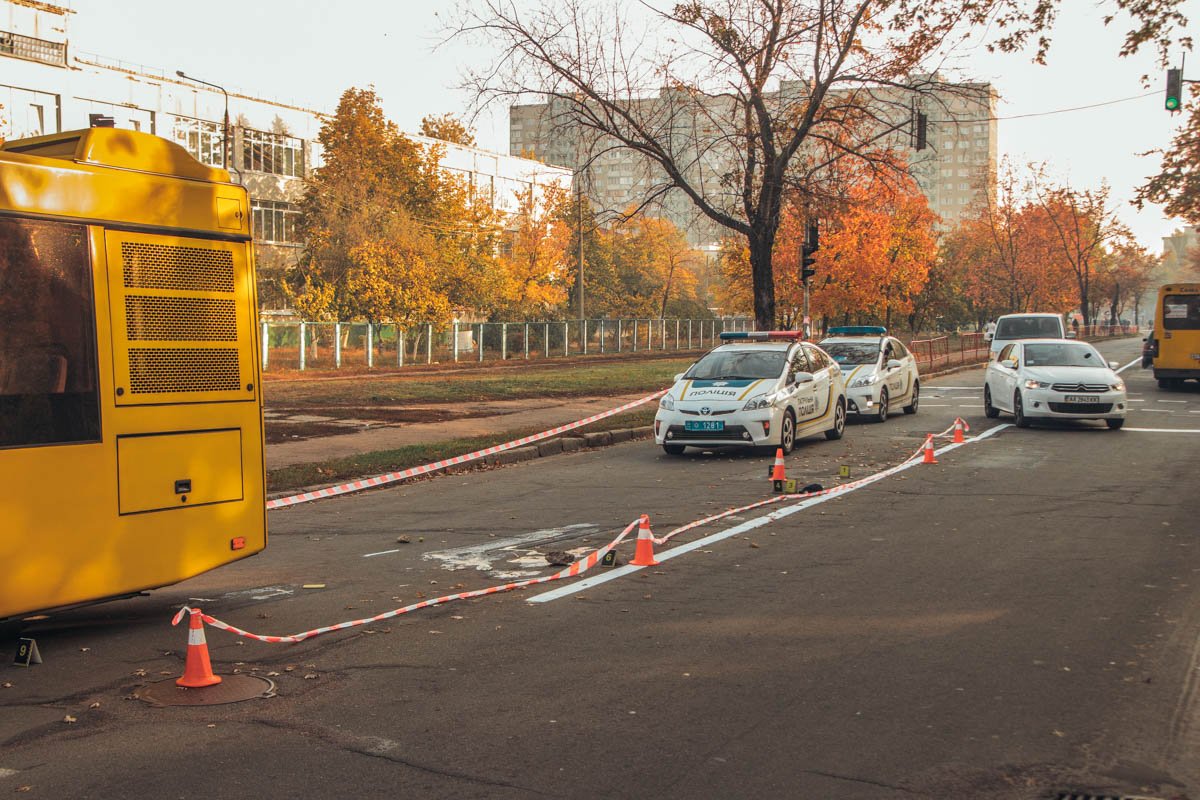 Полиция опросила водителя автобуса на месте происшествия. Полиция опросила водителя автобуса на месте происшествия.