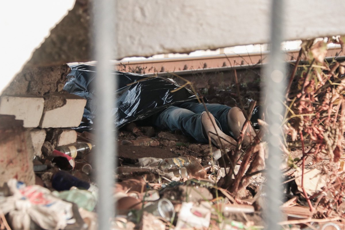 Предварительно, он скончался от серьезной открытой черепно-мозговой травмы