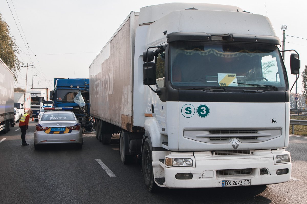 Дорогу не поделили грузовик Renault и фура MAN