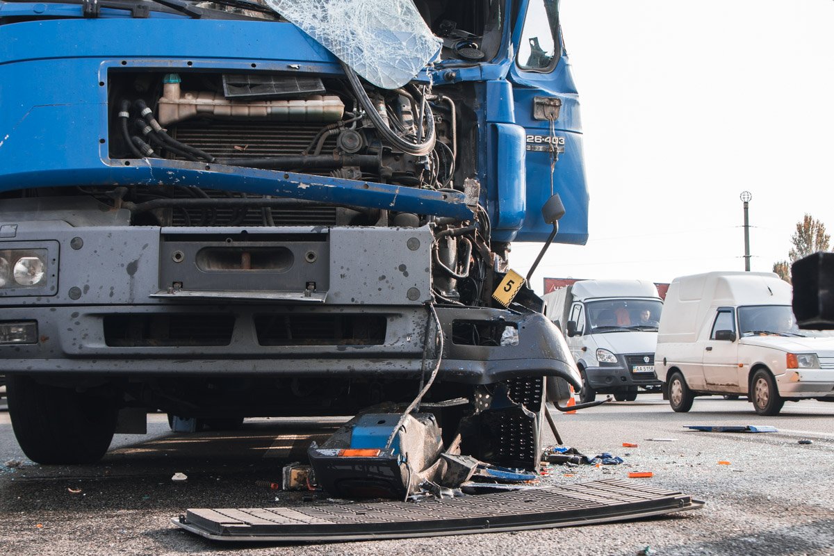 Водитель Renault не выдержав дистанцию влетел в первую фуру