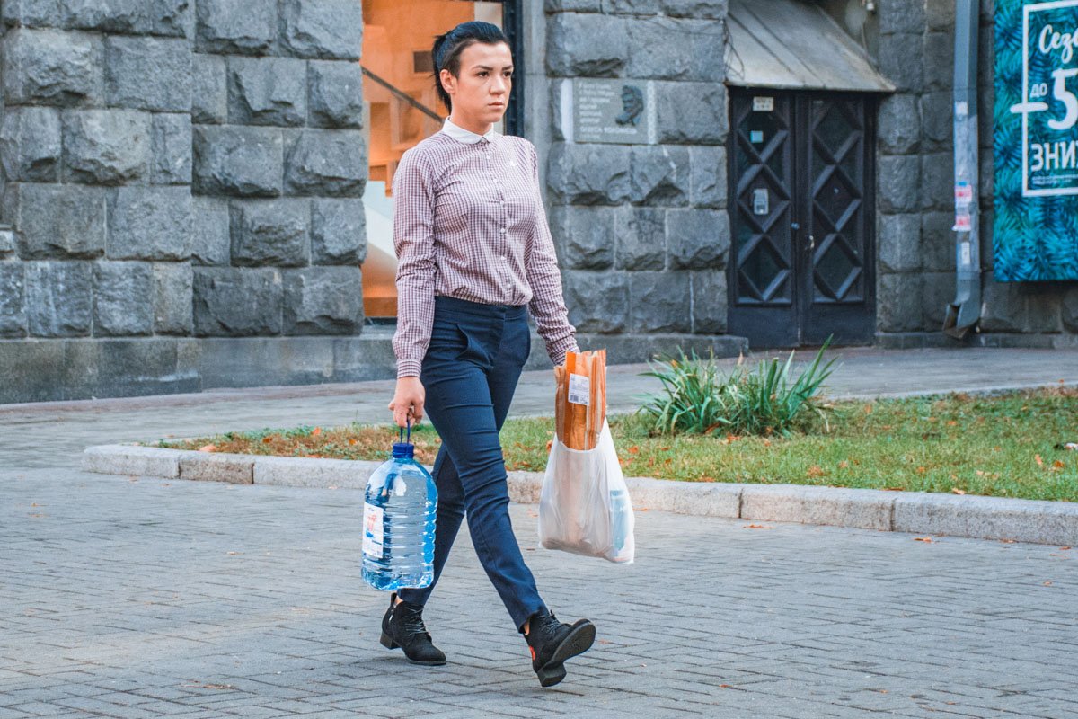 Даже такая тяжелая ноша не испортит настроение 