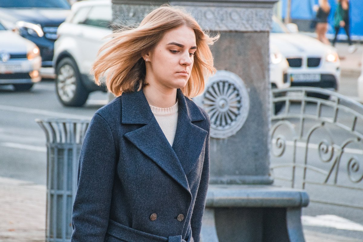 Летящие на ветру волосы и мысли о планах на вечер 