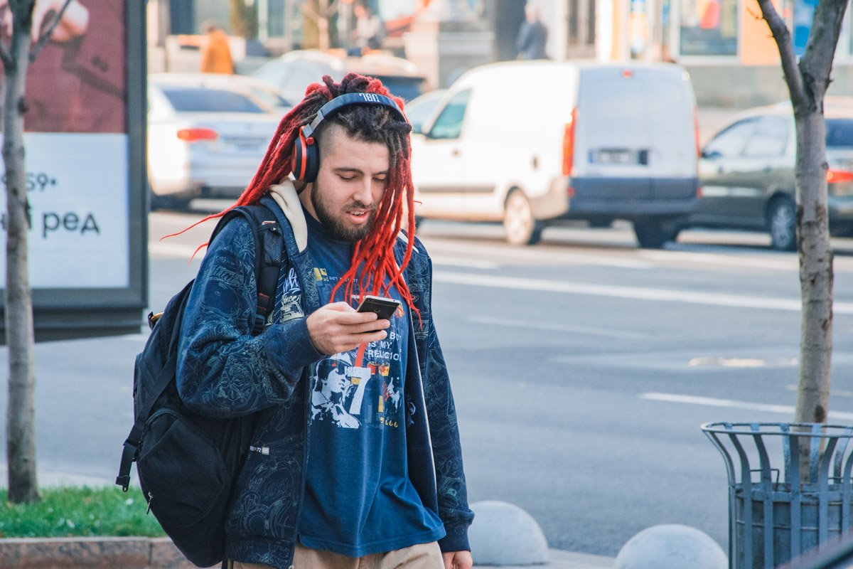 Если музыка играет в наушниках на полную громкость это значит, что день удался 