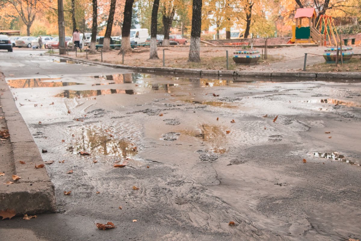 Весь двор был залит водой Весь двор был залит водой