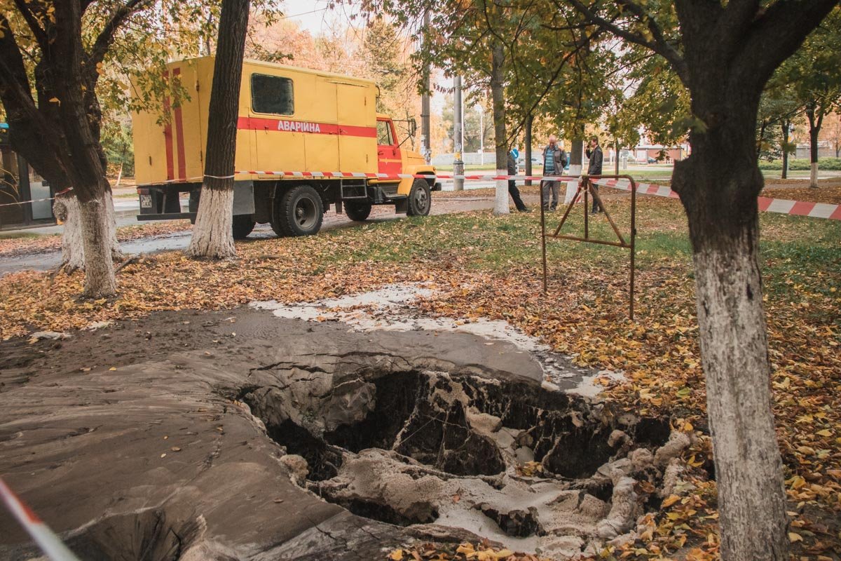 На месте работали аварийные службы На месте работали аварийные службы