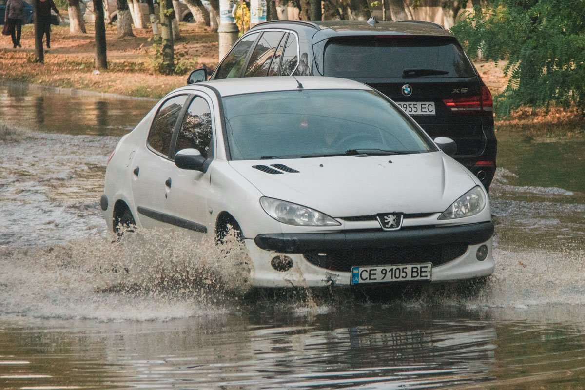 Чтобы не повредить собственное авто, водители сбавляли скорость Чтобы не повредить собственное авто, водители сбавляли скорость