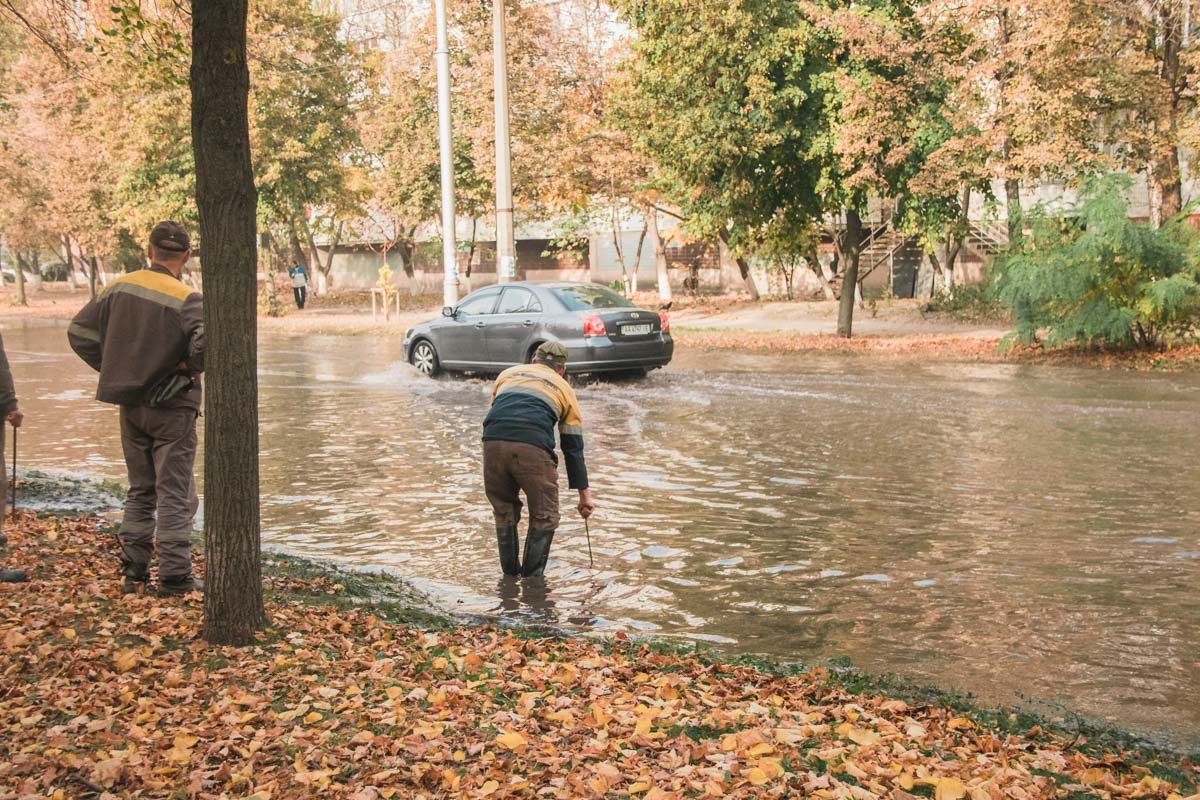 Коммунальщики расчищали ливневки, чтобы частично спустить воду с дороги Коммунальщики расчищали ливневки, чтобы частично спустить воду с дороги