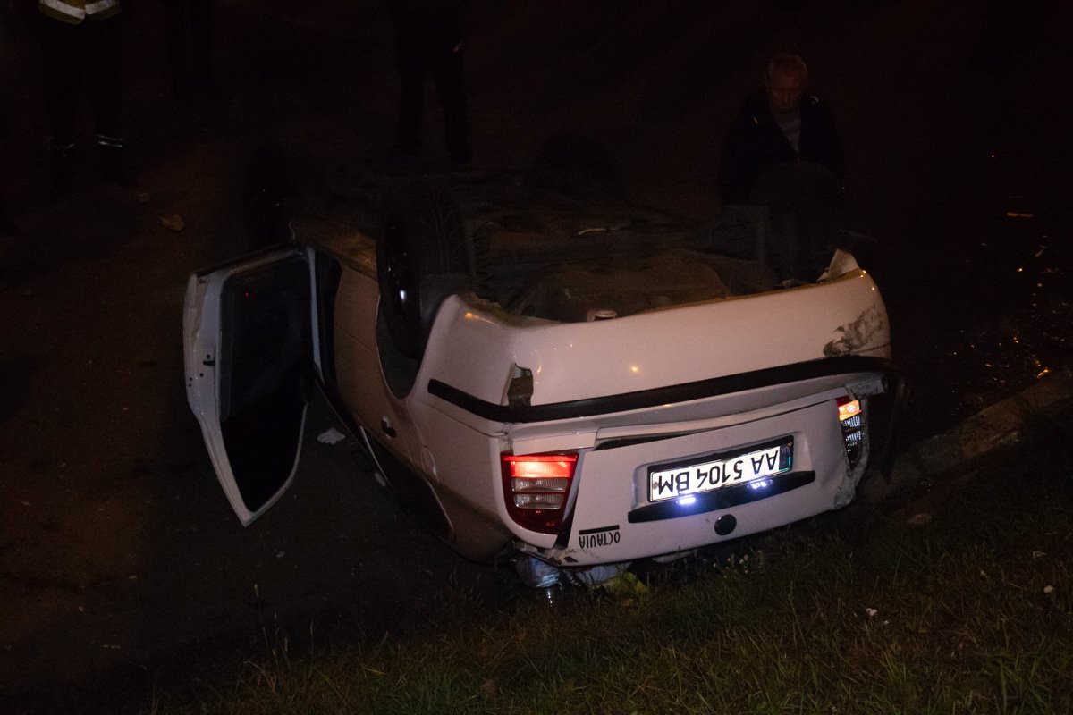 Сильным ударом машина сломала часть отбойника, перевернулась и вылетела с дороги