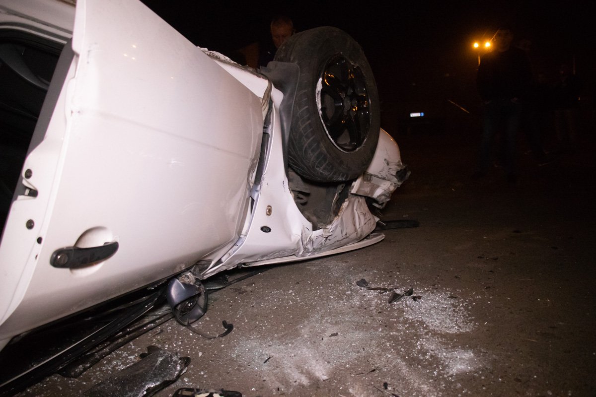 На месте происшествия находился молодой человек, который находился в автомобиле в момент аварии