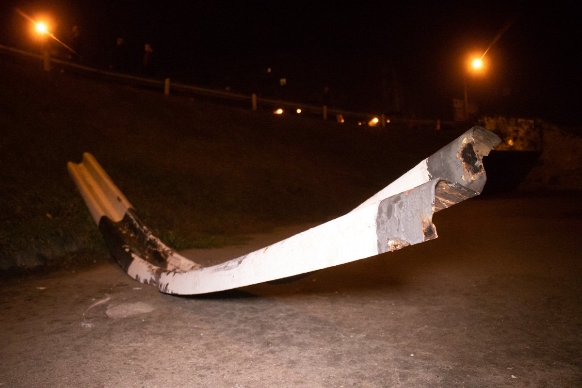 Некоторые из очевидцев добавили, что видели, как отец подозреваемого выкинул из салона машины бутылку алкоголя