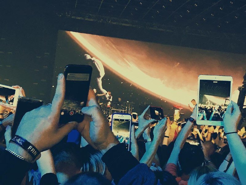Каждый хочет оставить себе фото и видео на память о концерте. @natali.vatamaniuk