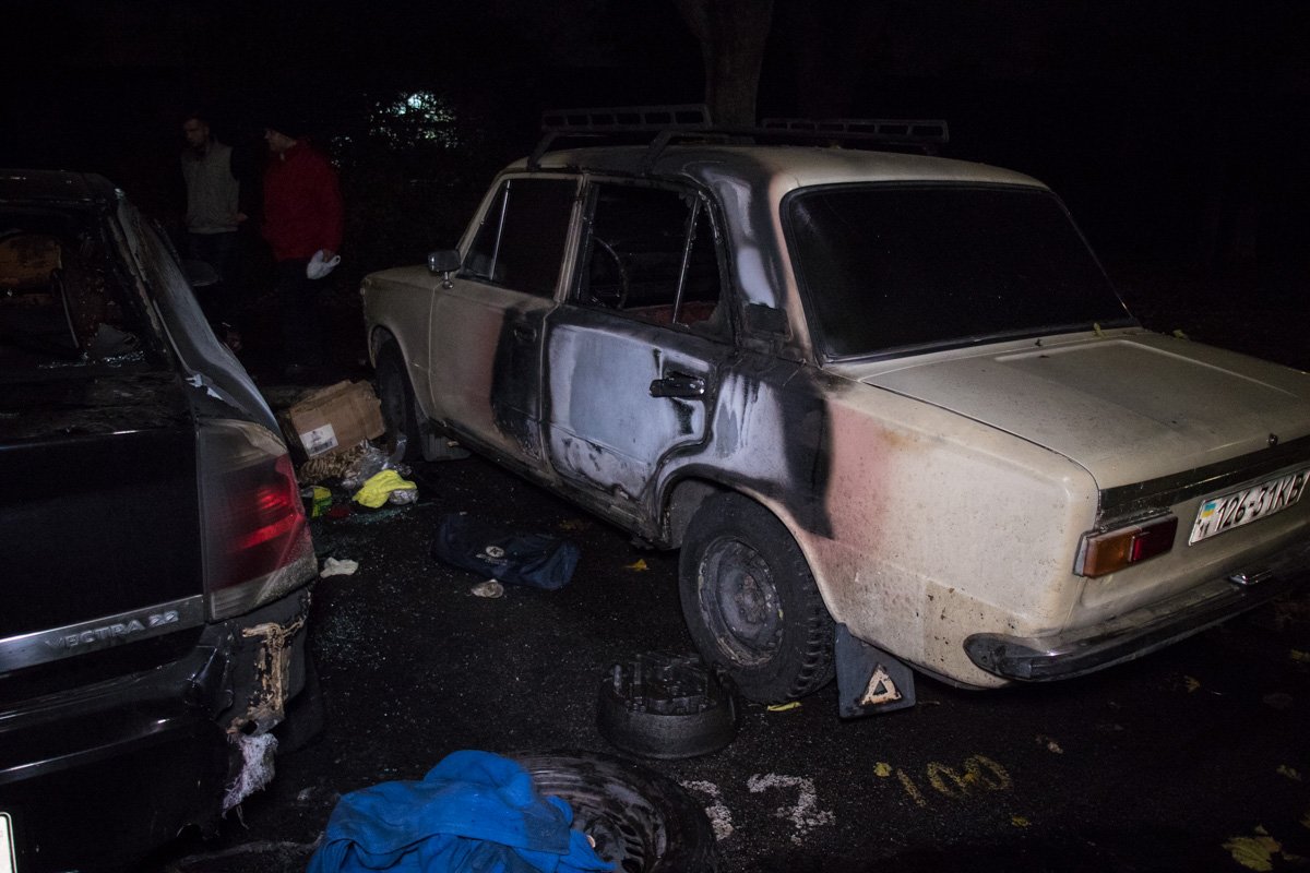 Огонь повредил стоящий рядом ВАЗ 2101