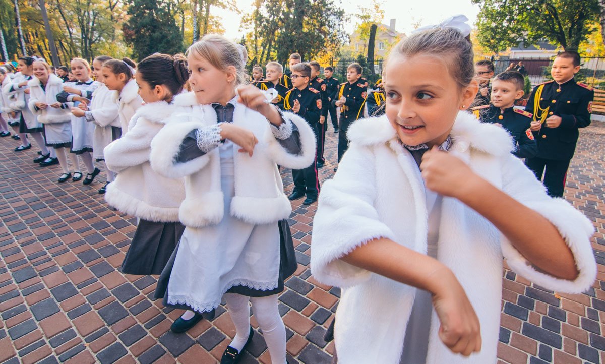 Как только прозвенит звонок, можно услышать звучание музыки, под которую сложно удержаться и не начать танцевать Как только прозвенит звонок, можно услышать звучание музыки, под которую сложно удержаться и не начать танцевать