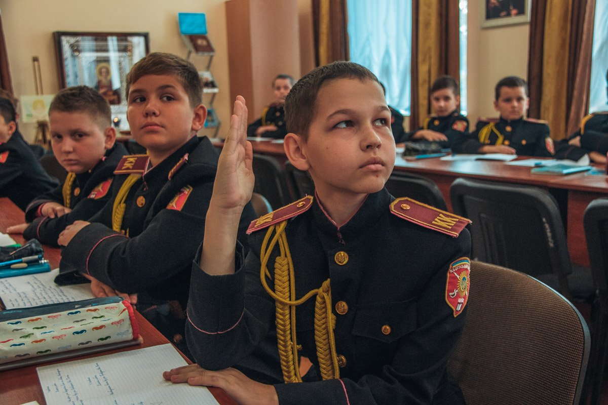 Прямая осанка, ровно поднятая рука и взгляд желания отвечать на вопросы учителя Прямая осанка, ровно поднятая рука и взгляд желания отвечать на вопросы учителя