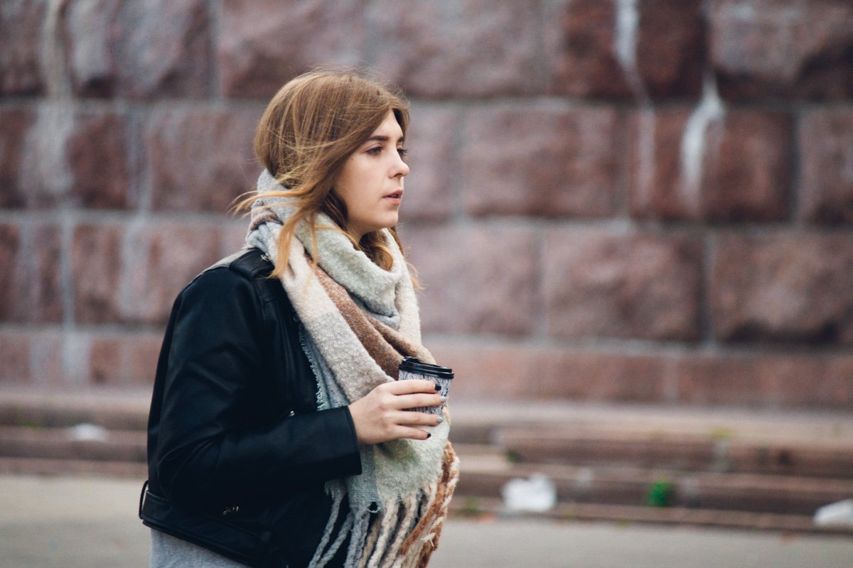 Уютный шарф и горячий кофе - секрет хорошего дня 