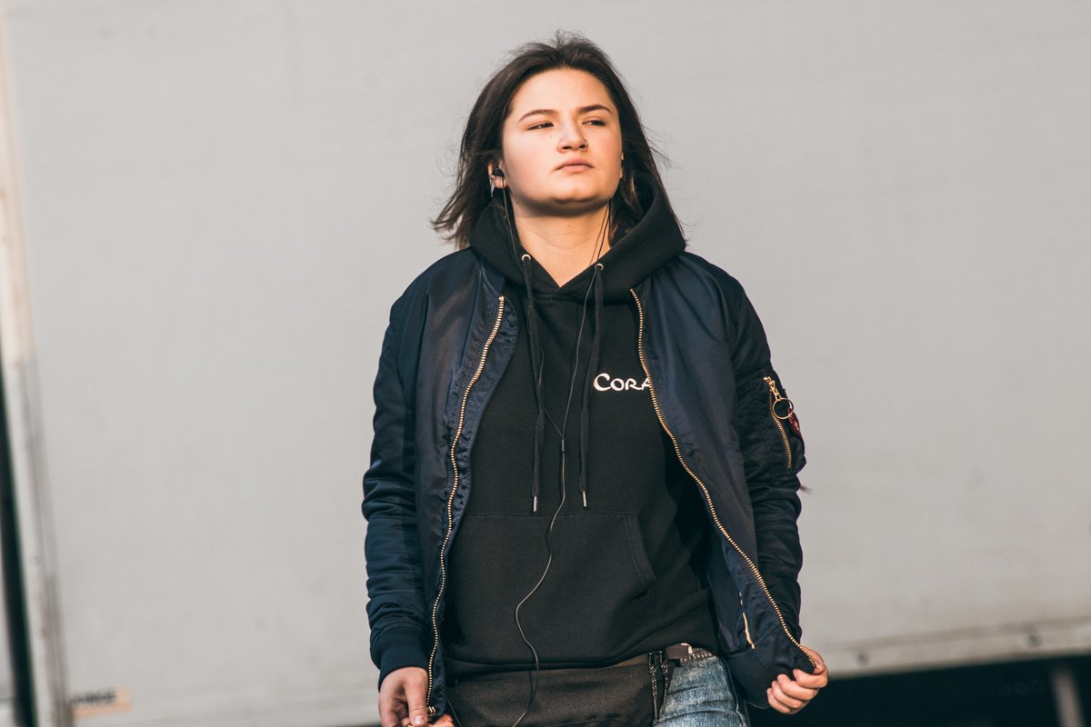 Цвет настроения - черный, а вот летящие на ветру волосы дополняют гордый образ