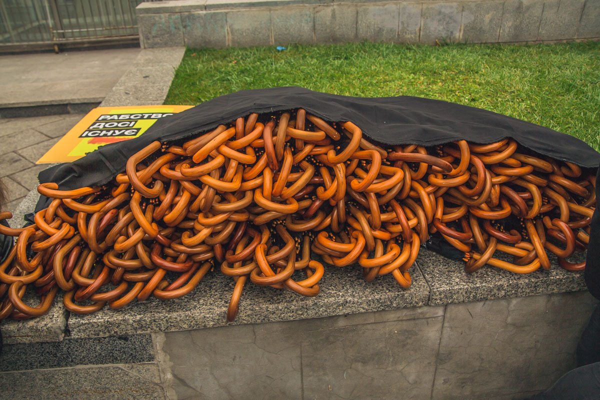 Черные зонты лежали в ожидании начала шествия