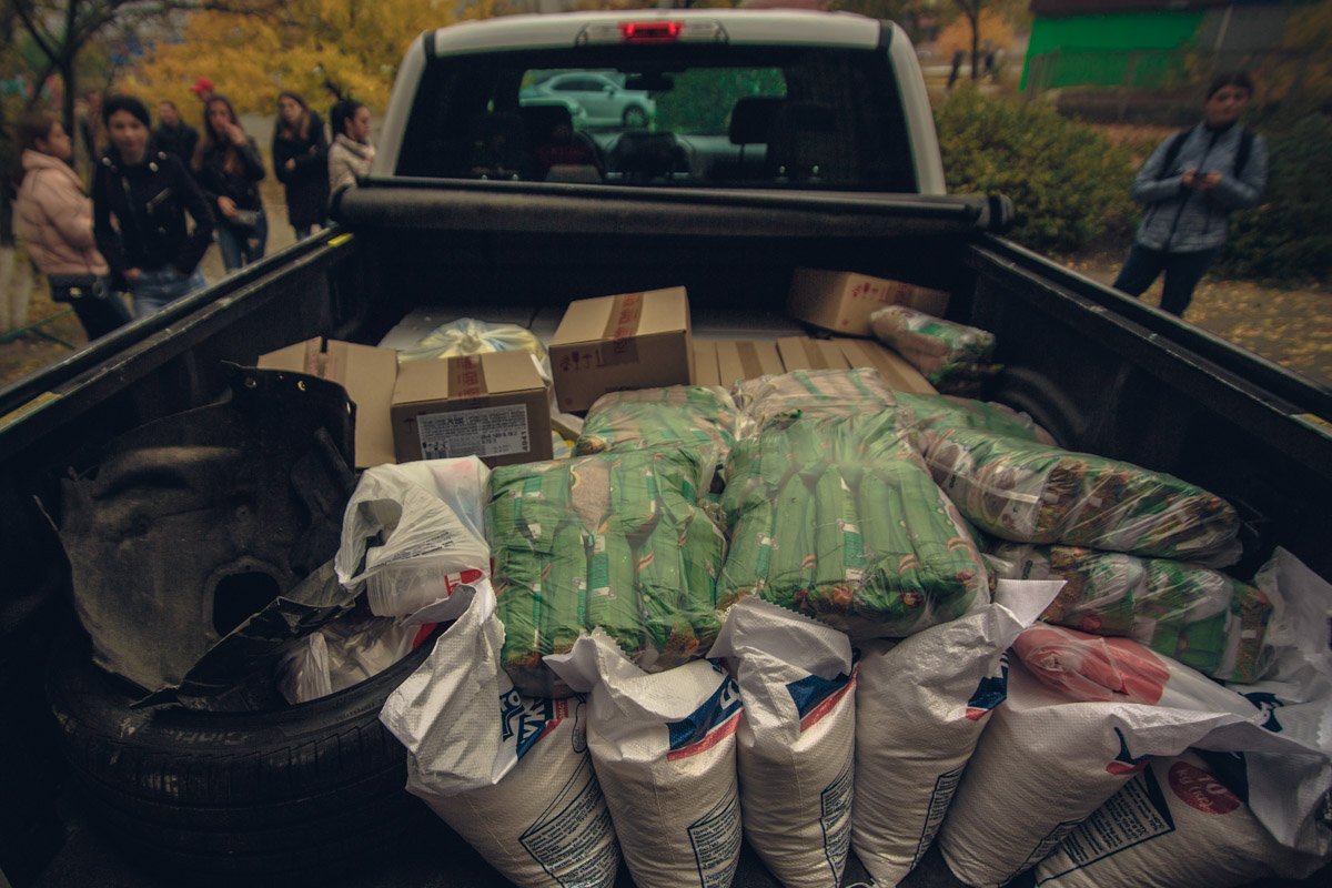 Молодые парни и девушки из организации "G.R.U.P.P.I.R.O.V.K.A" помогли нуждающимся