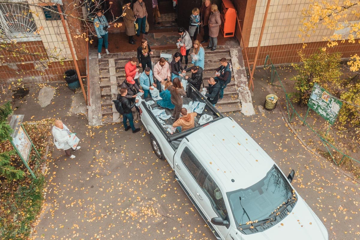 Волонтеры привезли для нуждающихся провизию с самыми необходимыми продуктами