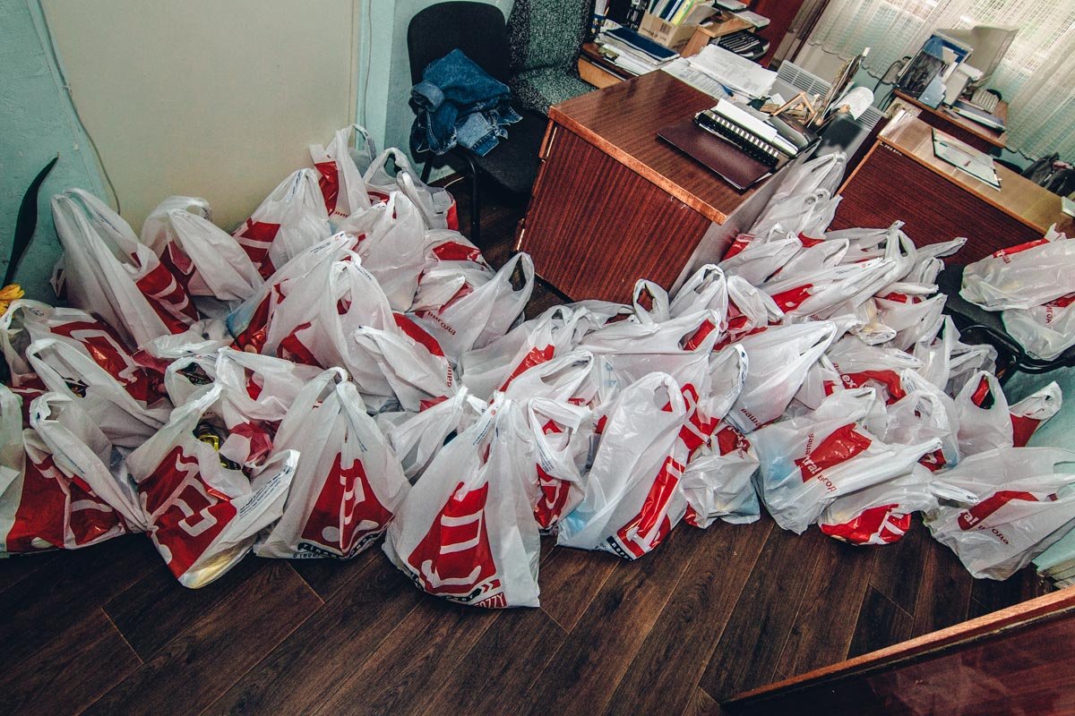 Всего представители организации раздали около 100 пакетов с провизией