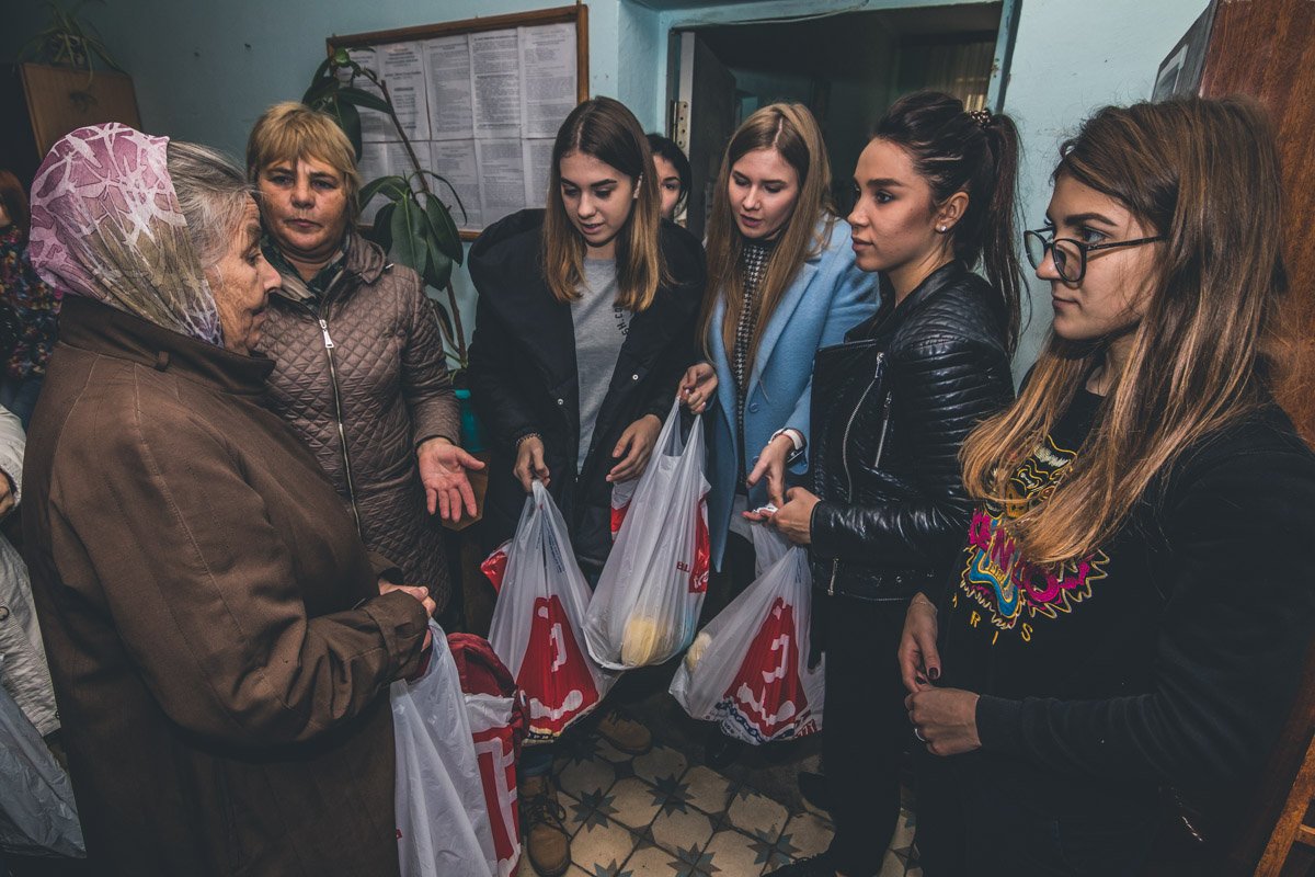 По словам местных жителей, бесплатные продукты питания им выдают один раз в год