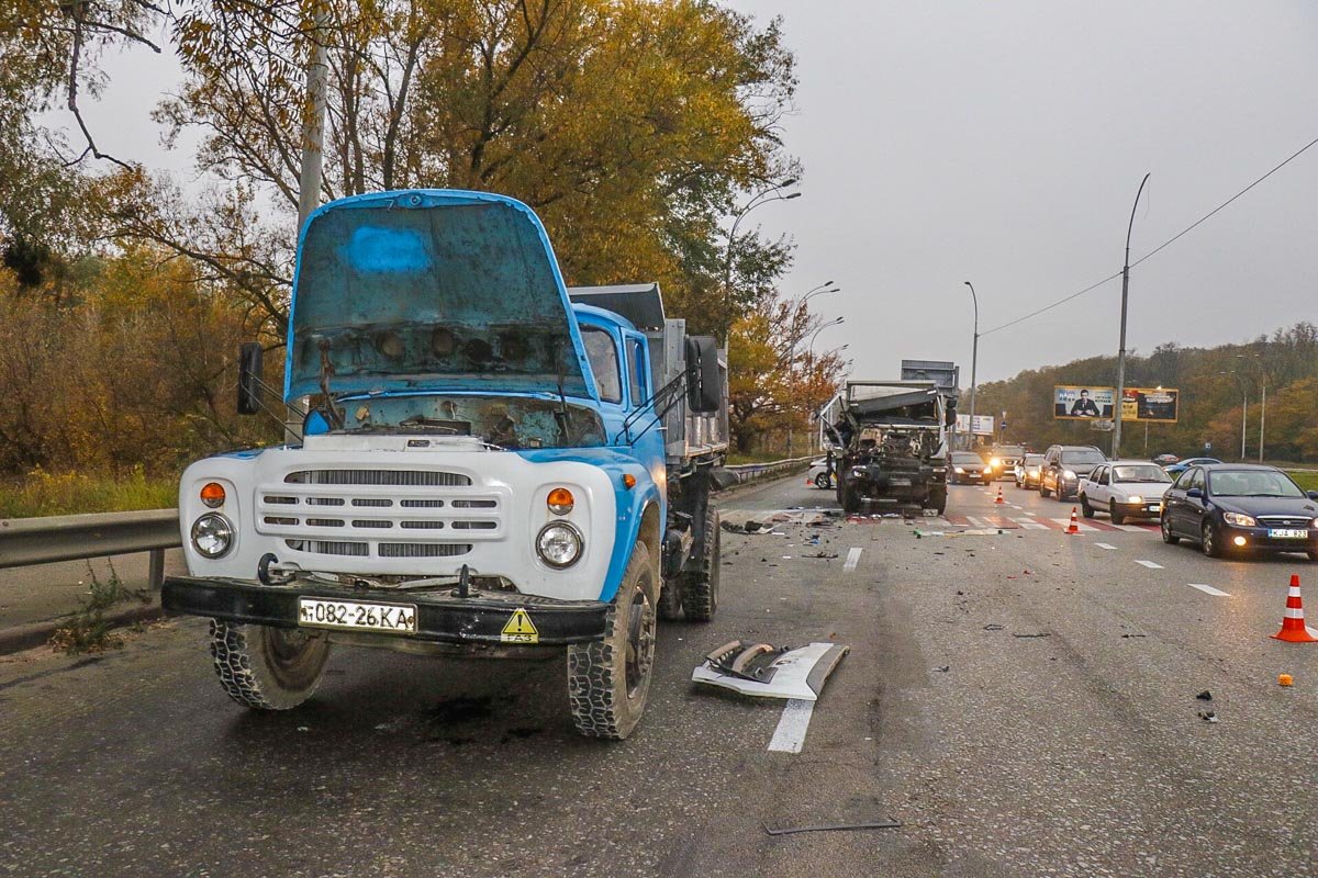 20 октября в Киеве на улице Академика Заболотного произошло крупное ДТП