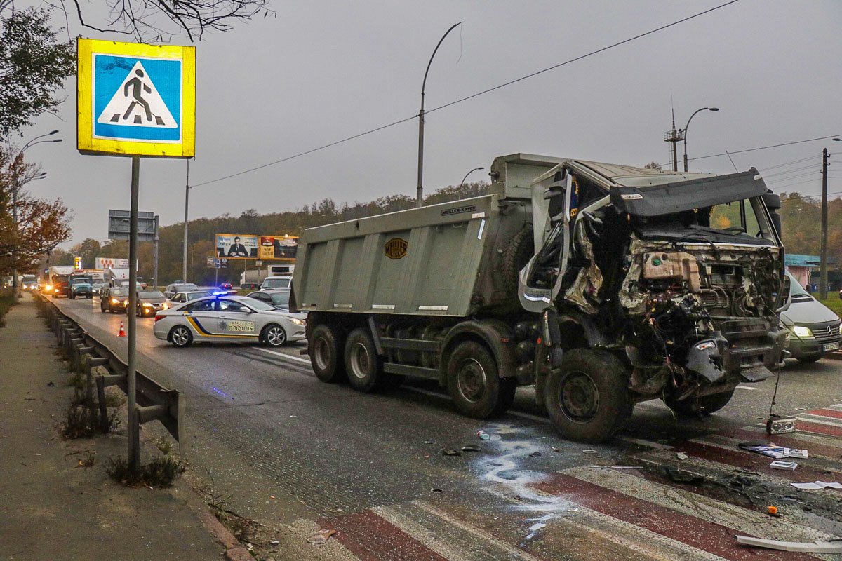 Столкнулись самосвал Iveco, ЗИЛ и Opel Astra