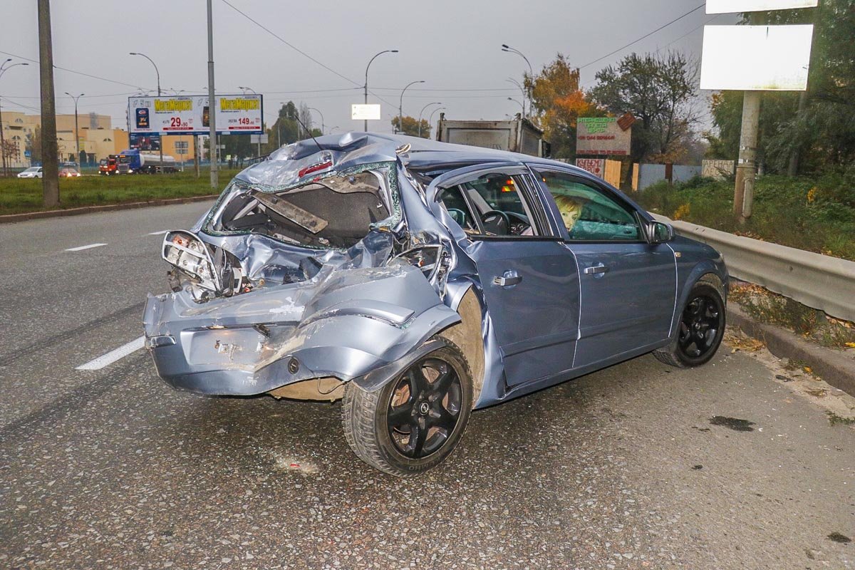  ЗИЛ и Opel остановились перед переходом, чтобы пропустить пешехода, в них влетел самосвал Iveco