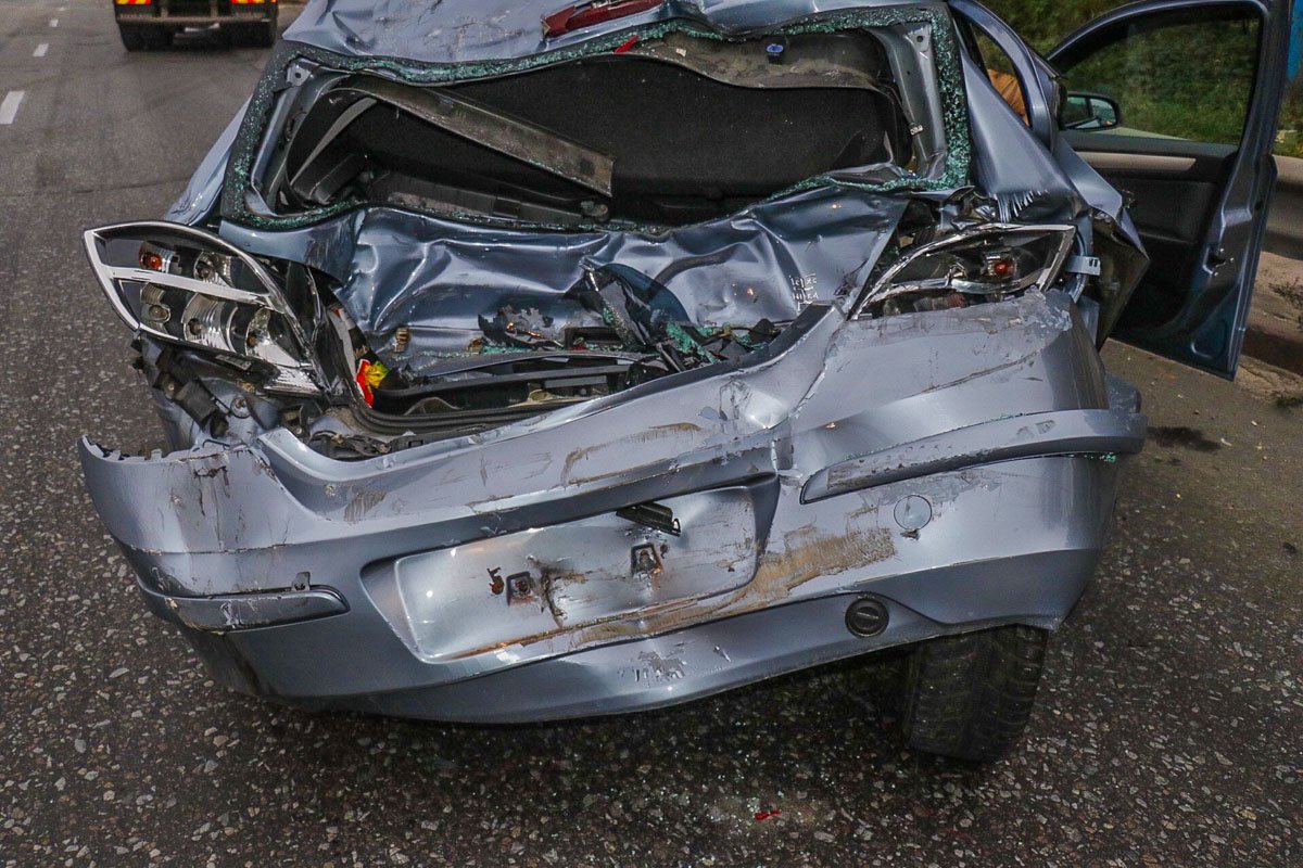 В результате столкновения Opel отлетел метров на 100 от места удара