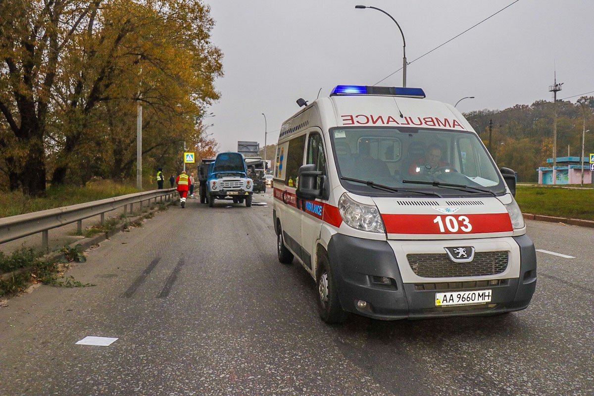 А ЗИЛ на расстояние около 30 метров