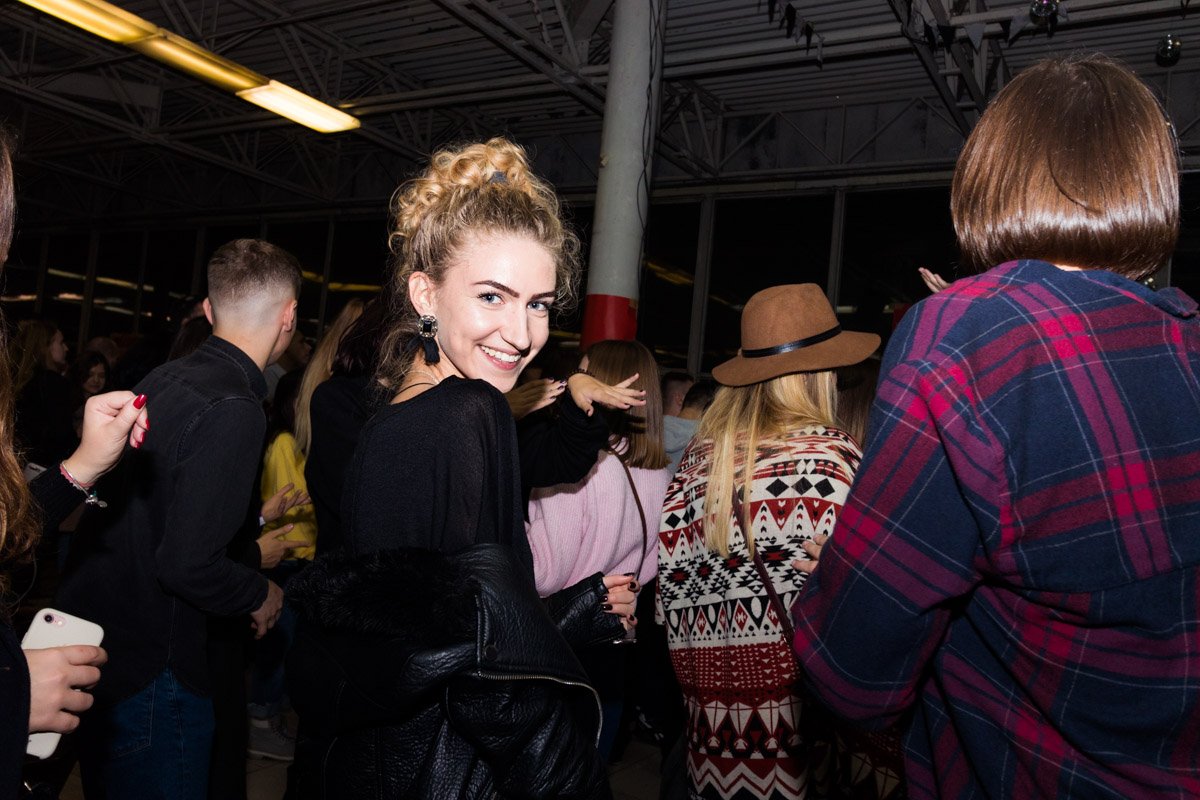 Зажигательная музыка в стиле 90-х Зажигательная музыка в стиле 90-х