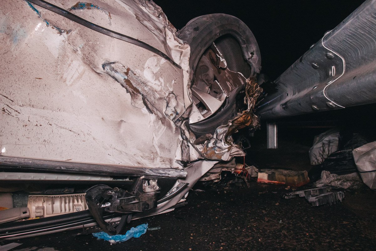 Автомобиль проехал на крыше несколько десятков метров